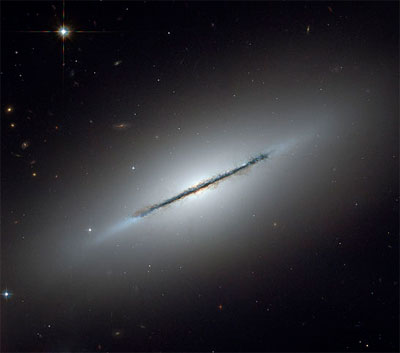   NGC 5866    ( ,  S0-a)