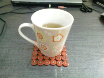 Кружка с чаем на подставке из пуговиц