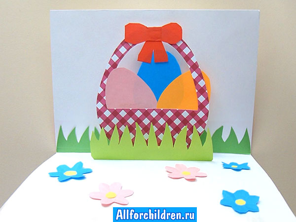 Пасхальная поп-ап открытка с корзинкой яиц и цветочным лужком