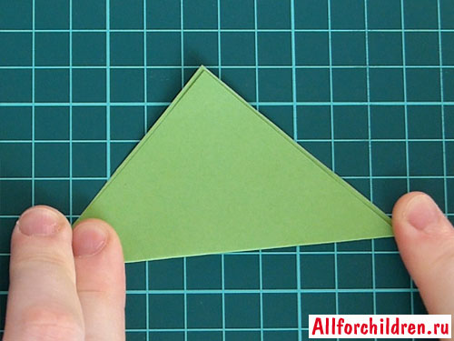 Складываем по диагонали листок зелёной бумаги