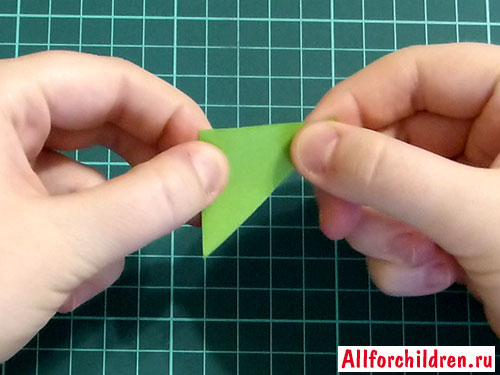 Складываем зелёный листок по диагонали