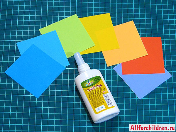 Разноцветные листки бумаги и клей