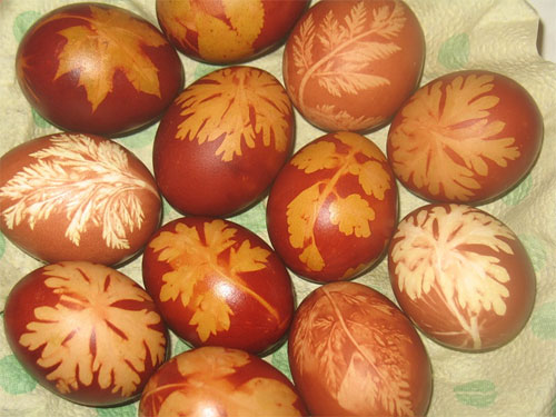 Пасхальные яйца с растительным орнаментом - листиками