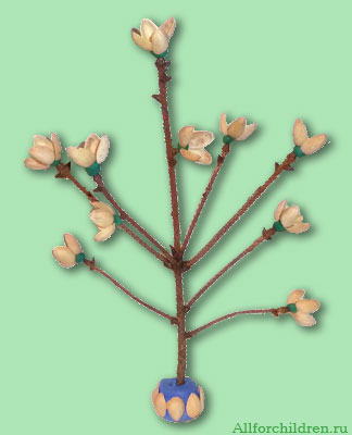 Делаем цветок из пластилина и скорлупы фисташковых орешков