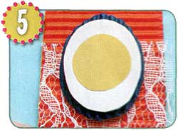 Бумажное яйцо на картонной оснве с кружевом