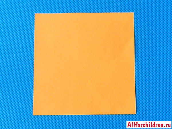 Лист оранжевой бумаги для оригами