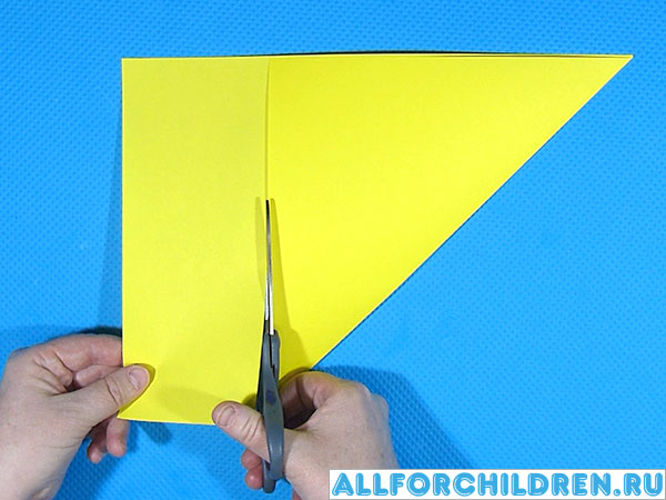Лист желтой бумаги для оригами коробки