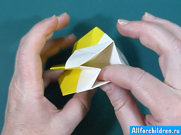 Расправляем оригами вазу