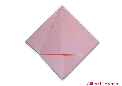 Изготовление оригами Цветок. Складка к центру
