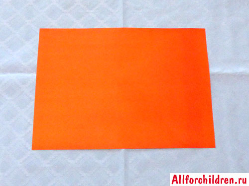 Лист оранжевой бумаги
