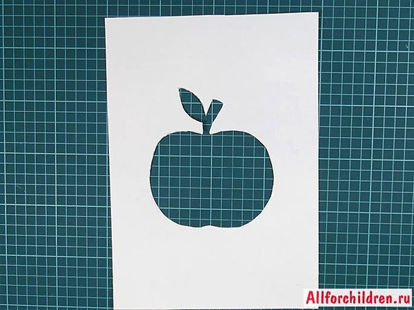 Картонный шаблон с вырезанной фигурой - яблоком