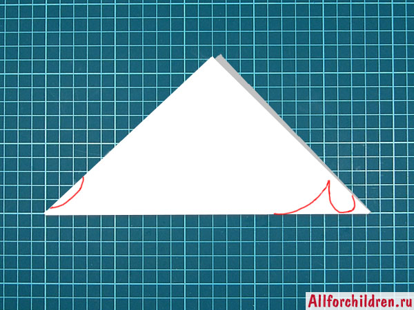 Фигурные вырезы у основания треугольника.
