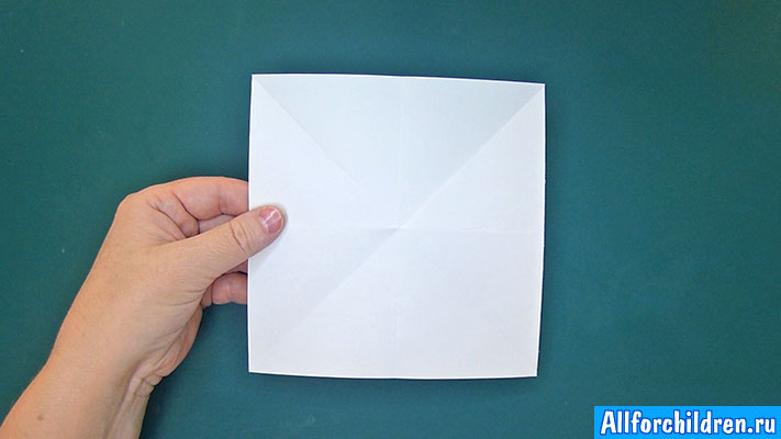 Квадратный листок бумаги сложите по серединам сторон, потом по диагоналям и разверните