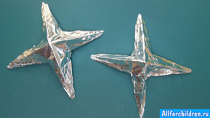4-лучевые заготовки звезды, обернутые фольгой.