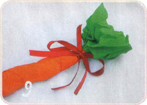 Завязать ленточку бантиком на морковке