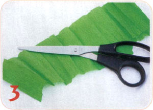 Нарезаем зеленую бумагу полосками