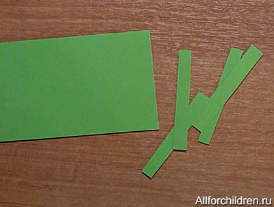 Нарезаем полоски из зеленой бумаги