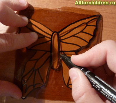 Рисуем бабочку на пластике по шаблону