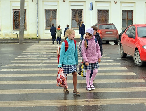Девочки переходят улицу по 'зебре'