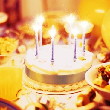 Торт со свечами ко дню рождения