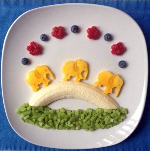 Фруктовый завтрак: слоны на банановом мосту