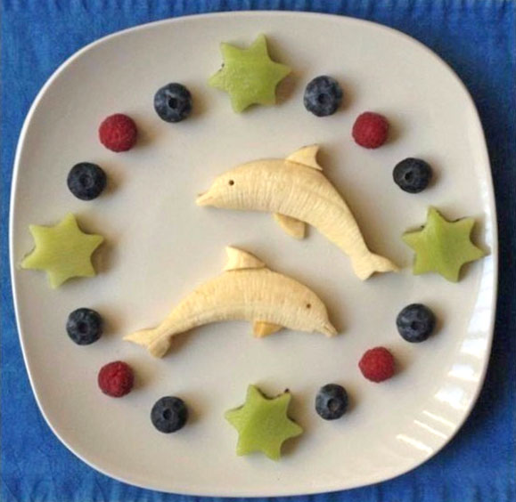 Фруктовый завтрак: дельфины из бананов
