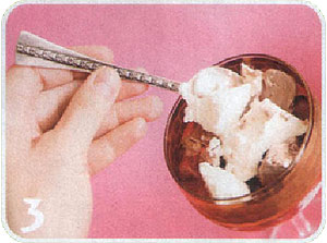 Куски мороженого в десертных бокалах