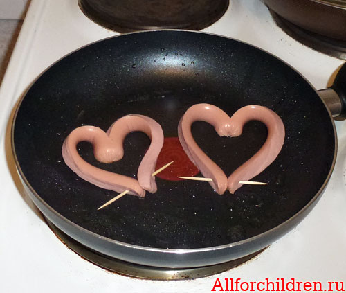 Сердечки из сосисок на сковороде