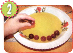 Выкладываем на тарелку ягоды винограда