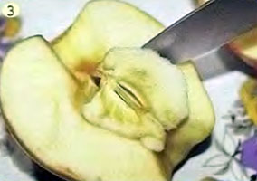 Разрезаем яблоки пополам и удаляем сердцевину