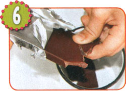 Кусочки шоколада кладем в металлическую кружку