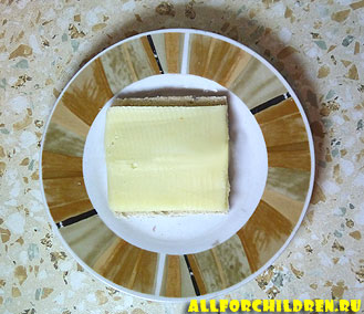 Кладем на хлеб квадратный ломтик сыра