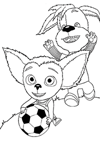 Малыш и Дружок играют в футбол