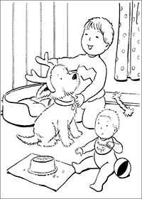 Мальчик примеряет на собаку ободок - оленьи рога