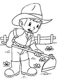 Фермер работает на огороде с тяпкой