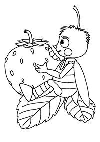 Пчелёнок ест землянику