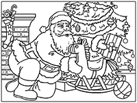 Санта раскладывает подарки под елкой