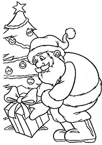 Санта-Клаус кладет подарок под елку