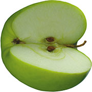 Зеленое яблоко с вырезанной четвертинкой