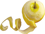 Желтое яблоко, наполовину очищенное от кожуры