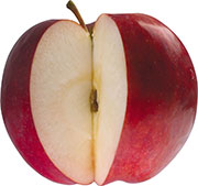 Красное яблоко с вырезанной долькой