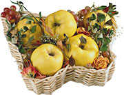 Яблоки, розы и виноград в корзинке