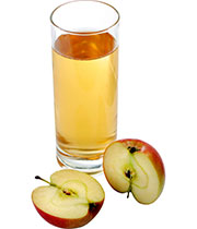 Две половинки яблока и стакан яблочного сока
