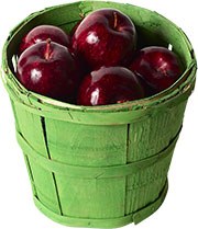 Темно-красные яблоки в зеленом лубяном ведерке