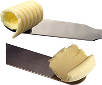Сливочное масло на кончике ножа. Фото