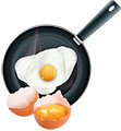 Яичница в сковороде и разбитое яйцо