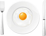 Сервировка: яичница на тарелке, слева вилка, справа нож
