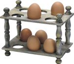 Яйца в деревянной подставке