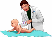 Медсестра обрабатывает кожу малыша детской присыпкой