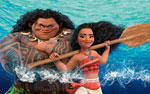 Мауи и Моана с веслом на фоне моря